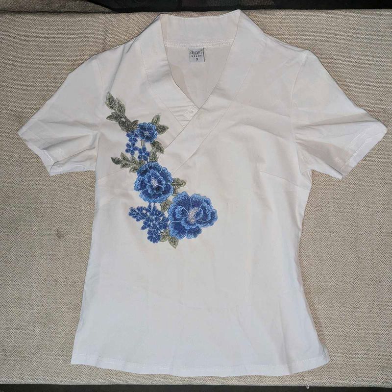 FLORAL EMBROIDERED WHITE TOP