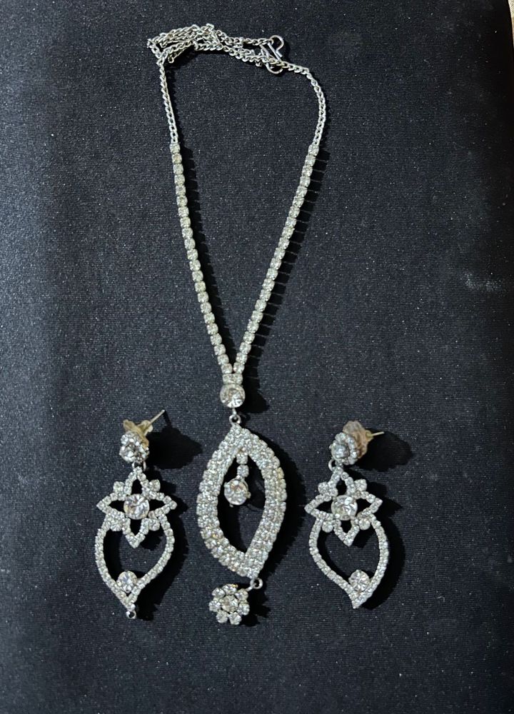 Artificial Party Wear Earring With Neckpiece Set.