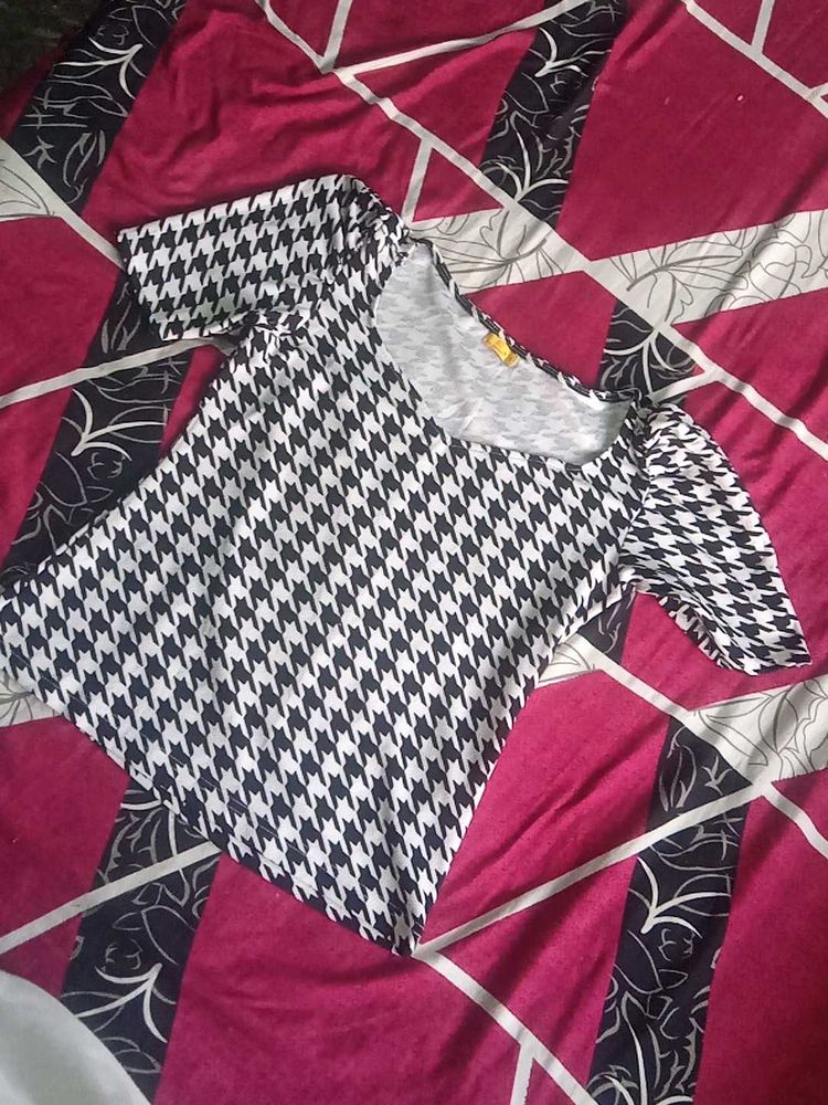 Houndstooth Puff Sleeve Top🖤🤍✨