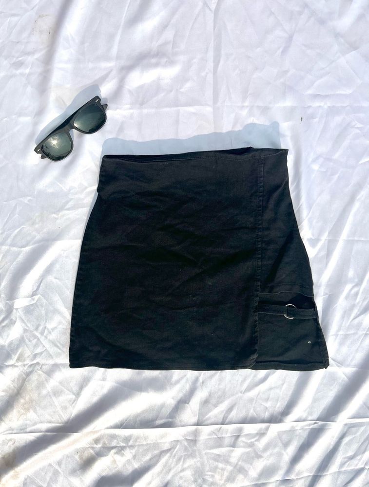 BLACK SKIRT WITH A SLIT