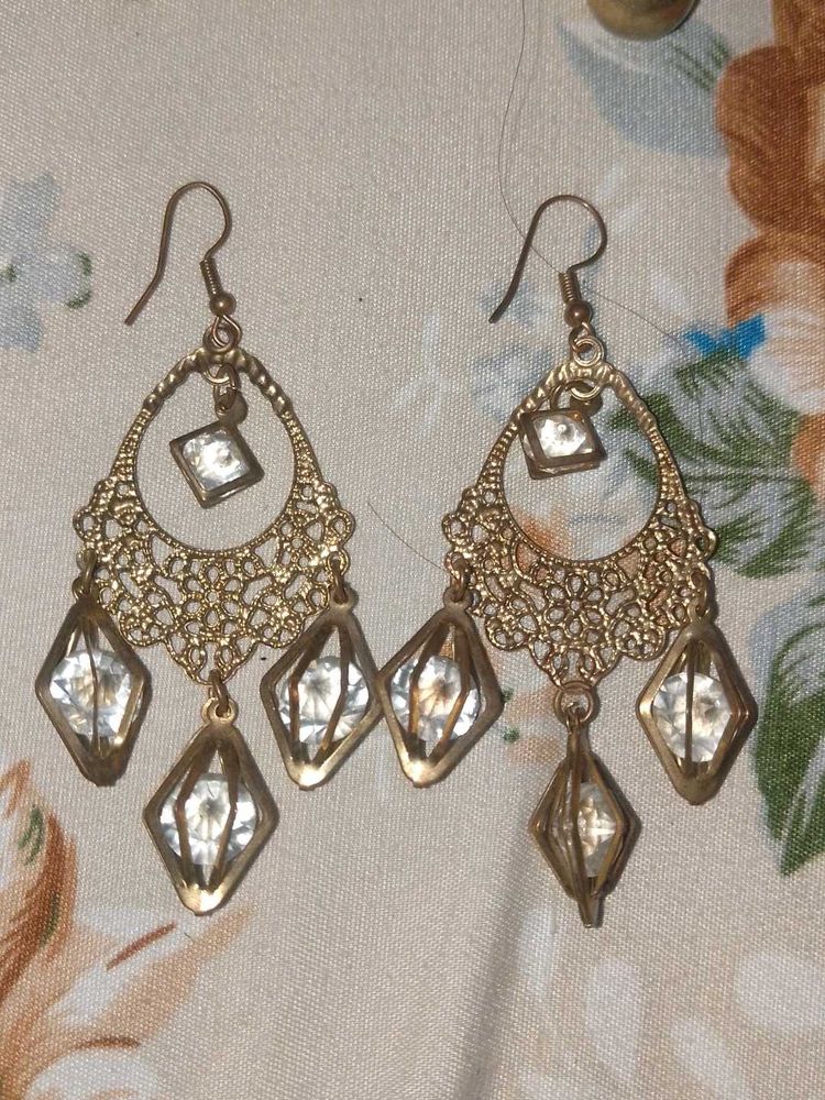 Set of 7 earrings and 1 necklace