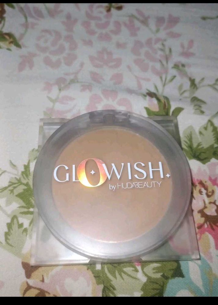 Huda Beauty Luminous Pressed Powder