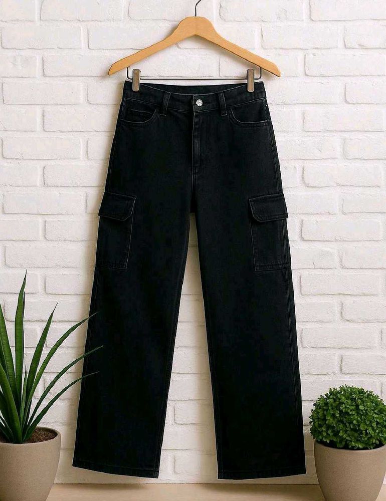 Black Wide-Leg Cargo Jeans