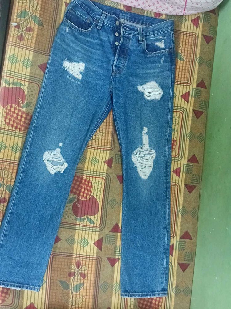 Distressed Levi&#39;s Jeans