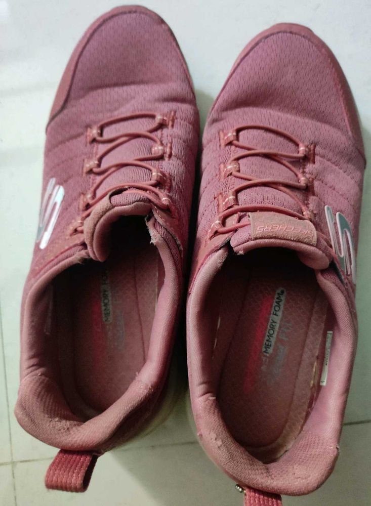 Skechers Size 5 Slip On Sneakers