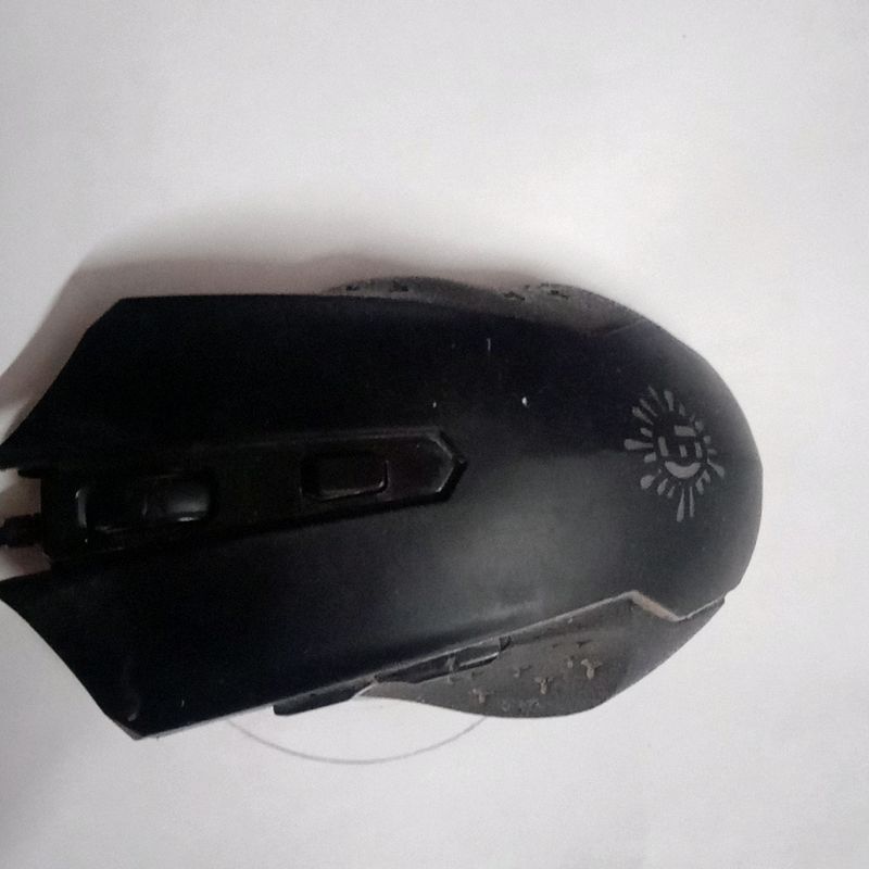 wierd gaming mouse with RGB light Cable 1.8 Meter
