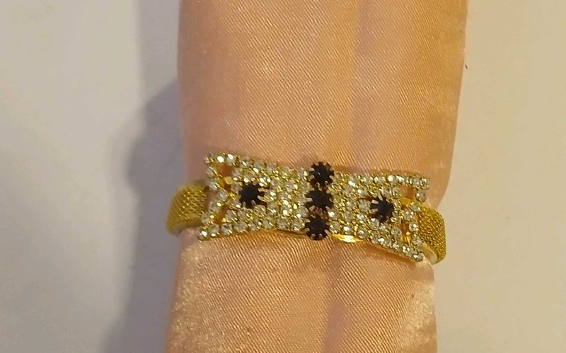 Sparkling Bow Bangle