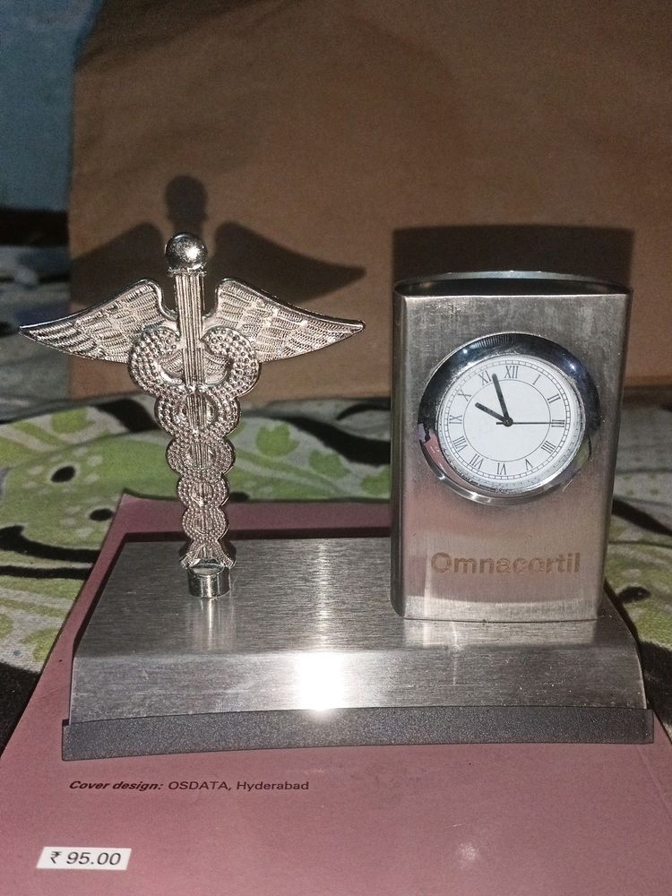 UNIQUE Analog Table Top Doctor Pen Stand With Watch, For Gifting, Shape: Round