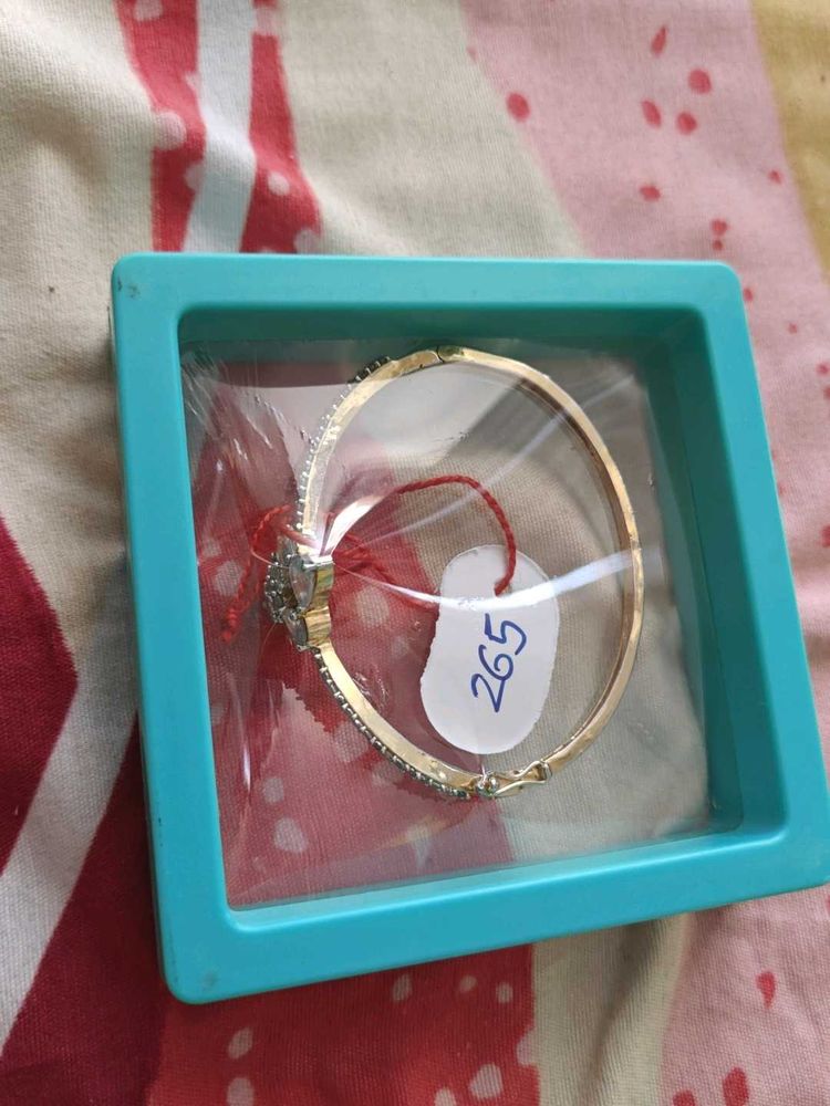 Elegant Gold Braslate