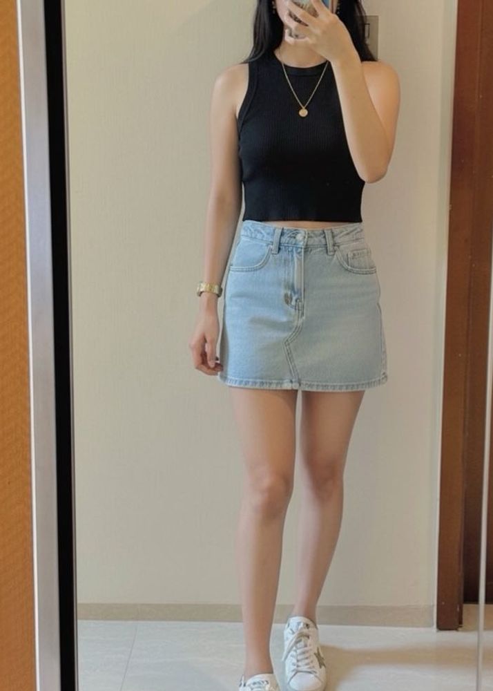 Chic Black Ribbed Knit Sleeveless Crop Top