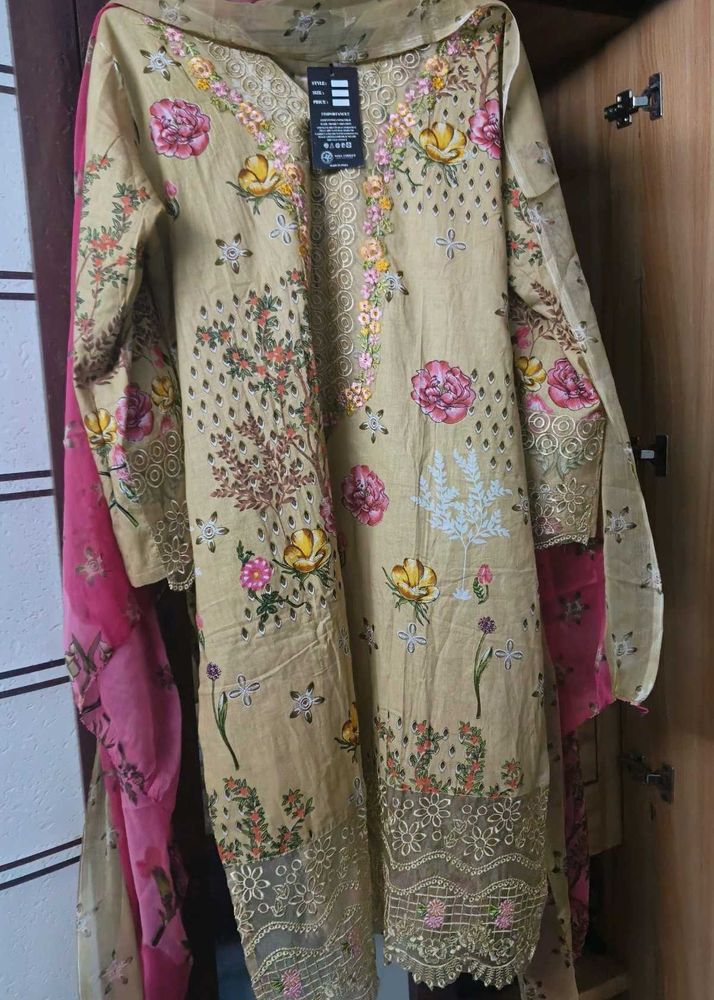 New pakistani Floral Kurta Set