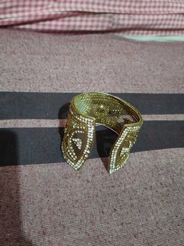 Beautiful Kada And One Bajuband