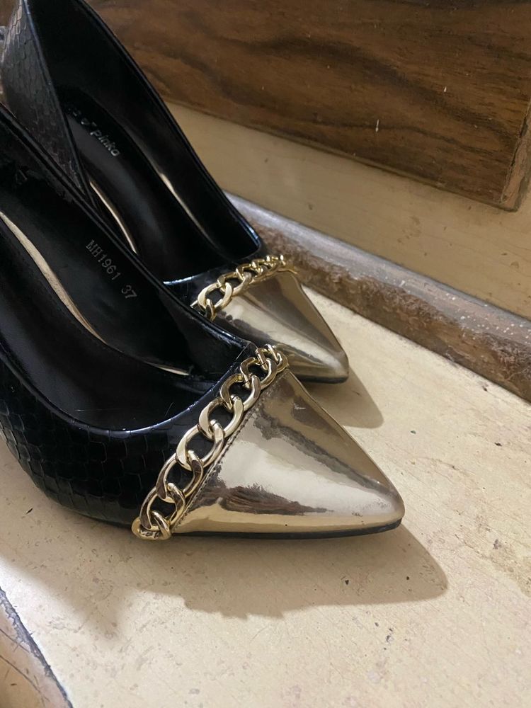 Chic Black &amp; Gold Pointed Heels