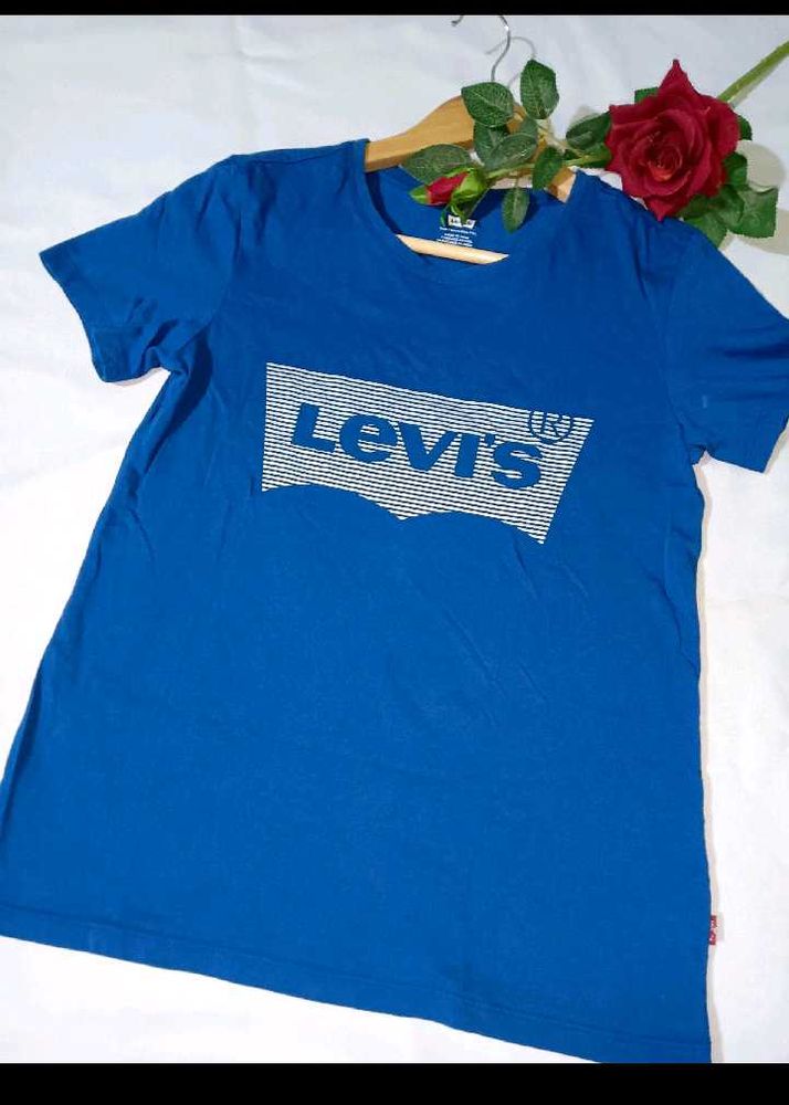 Levi&#39;s T-shirt 99/- Only