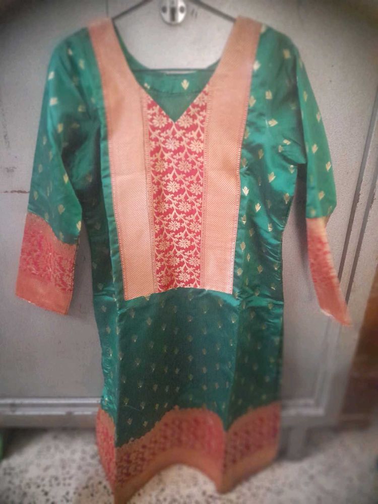 Elegant Green &amp;Red KurtaPant Set