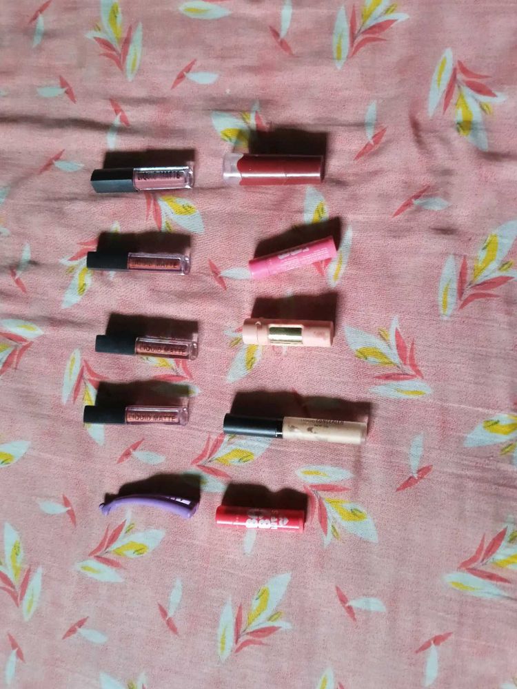 6 Lipstick Of Different Shades😍😍one Hair Clip...