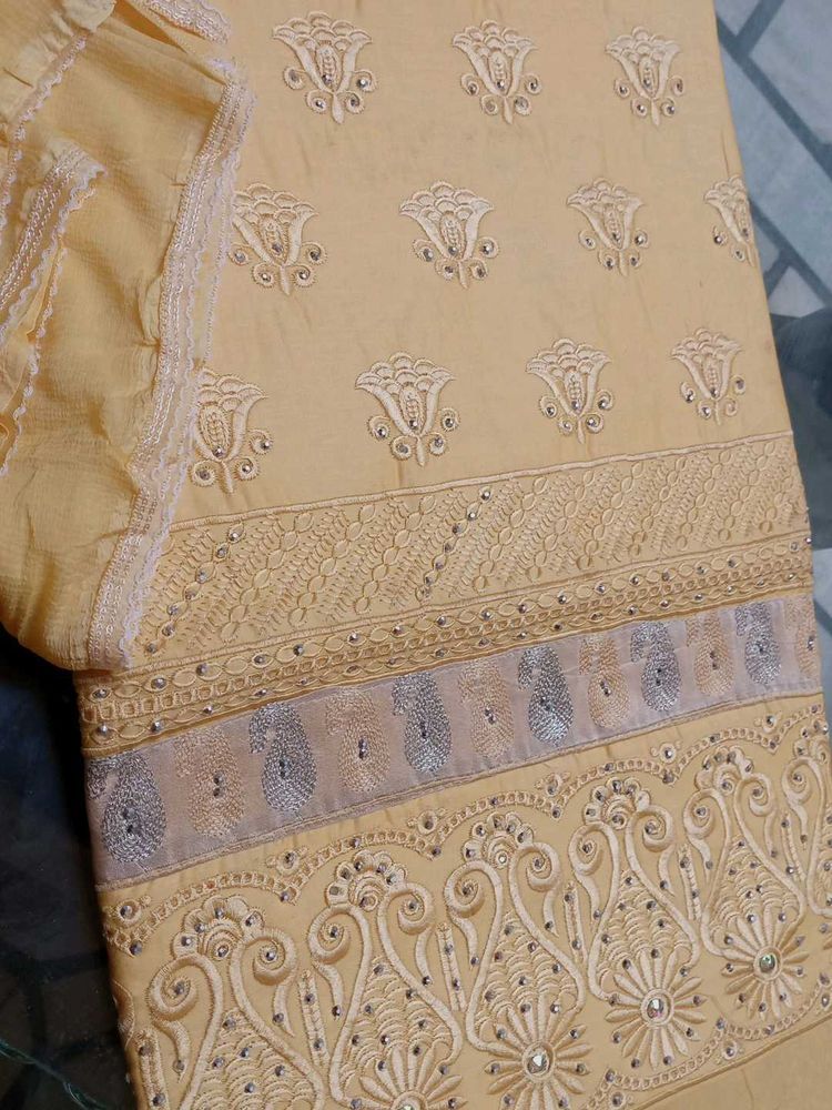 bht sundr suit hai ji yellow tone vch...bilkul new