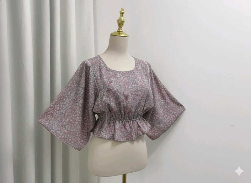 Floral print top! pretty and chic