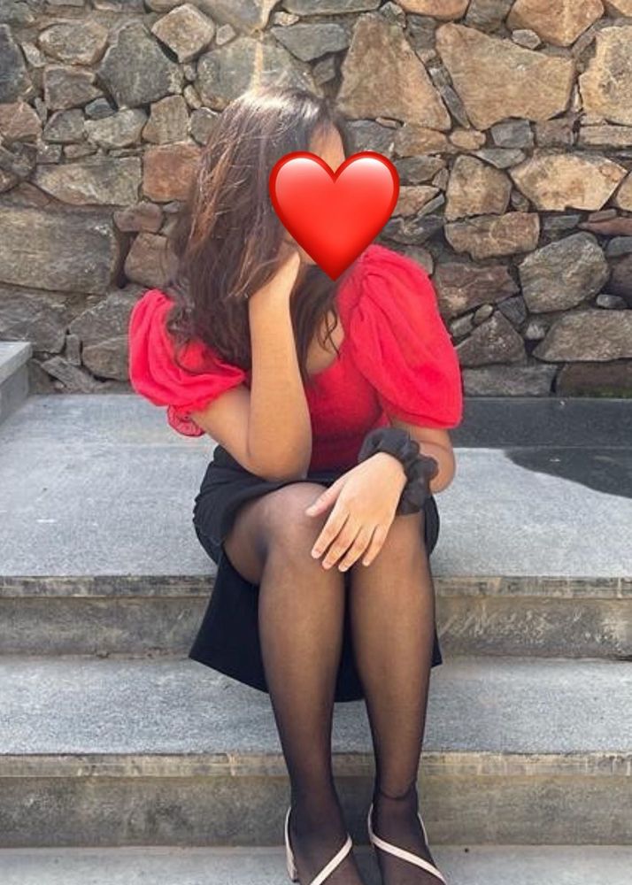 Red sweetheart neck top