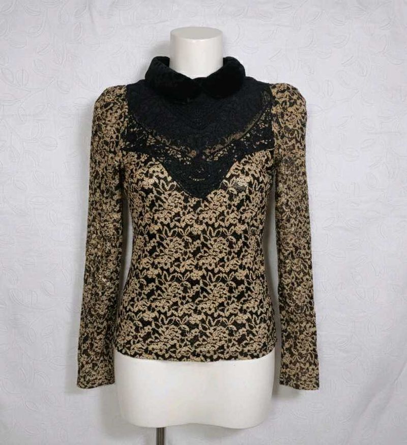 Vintage Lace Fitted Top 🖤