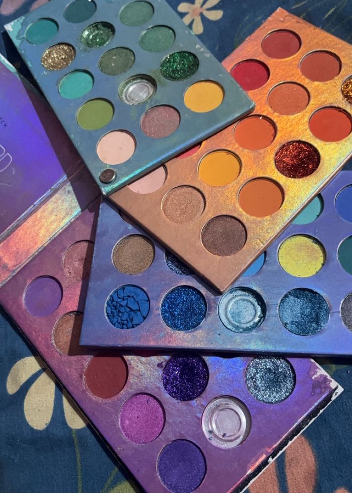 Eye Shadow Palette+ Free Nail Paint