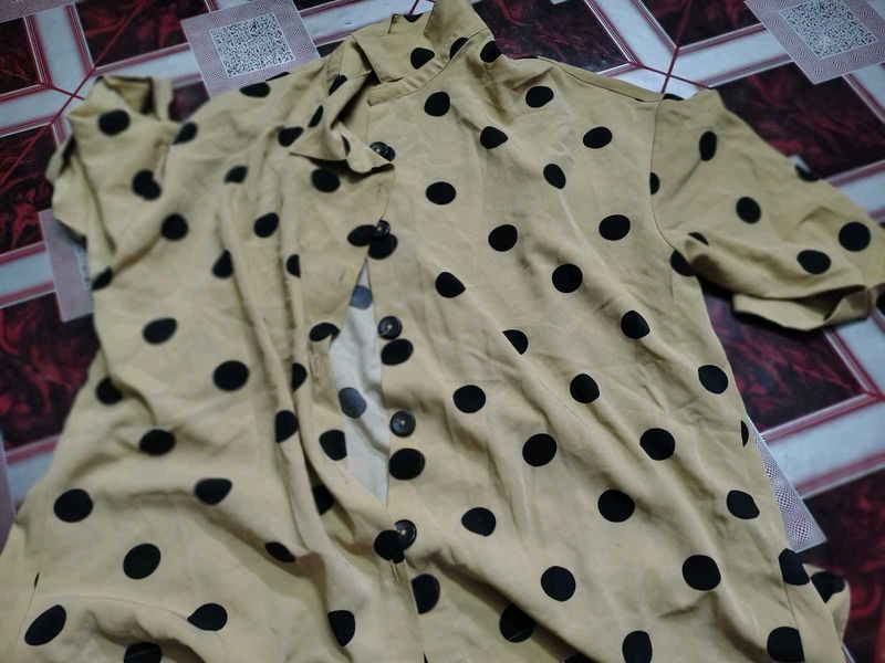 Polka Dot Shirt And Floral Jeggings Or Black Belt