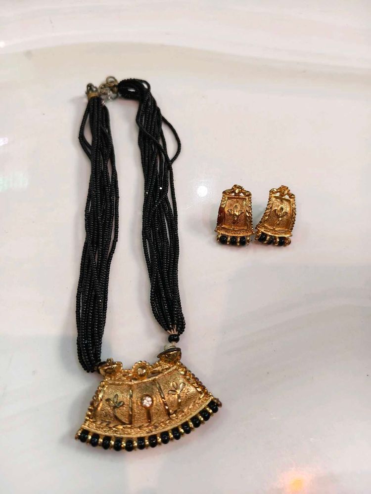 Gold Tone Necklace &amp; Earring Set