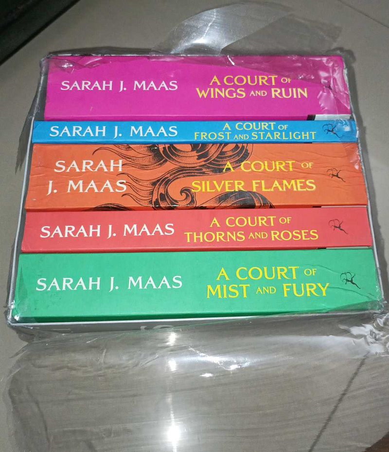 A Court of Thorns and Roses Set