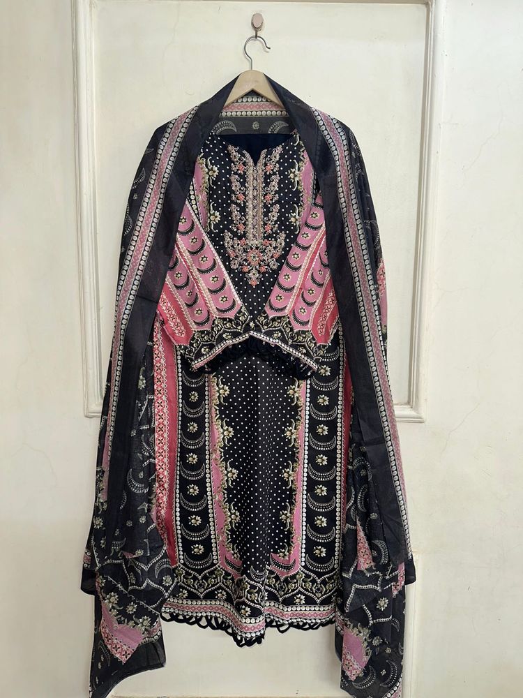 Elegant pakistani suit