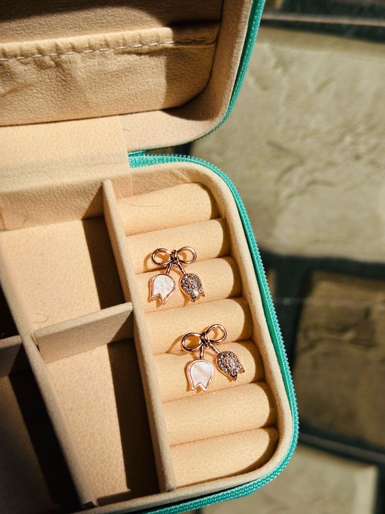 Cute bow earrings with a touch of sparkle ✨🤍