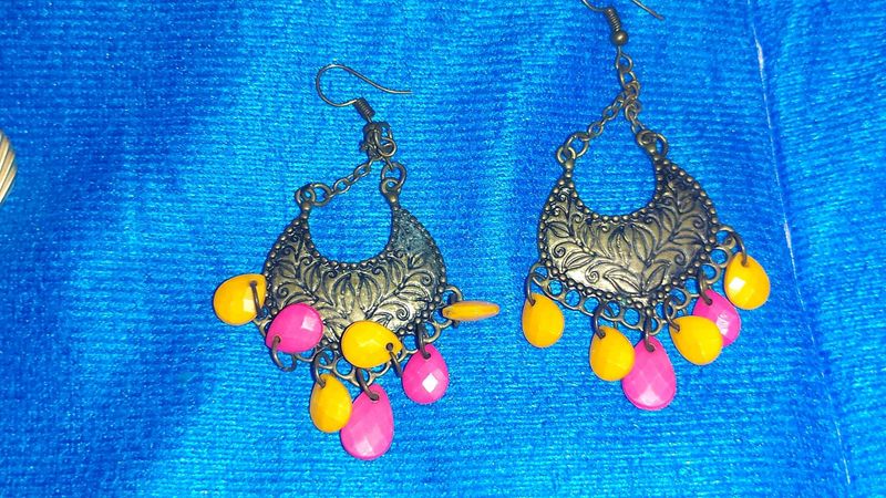 Two Pair Of Fashion Earings