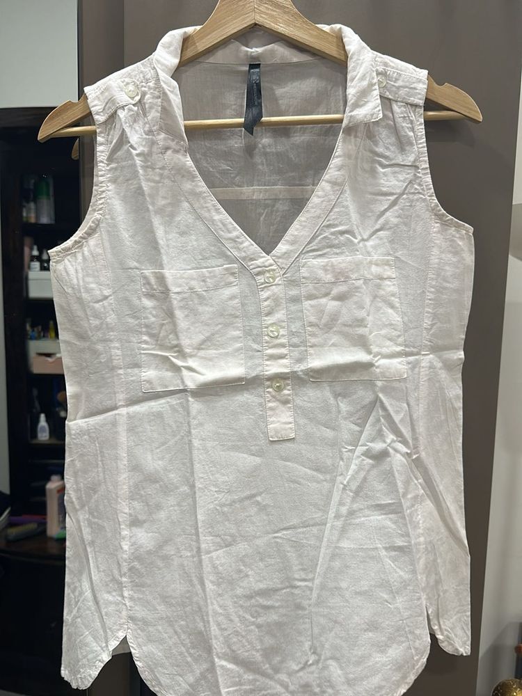 A smart classic white shirt with twist