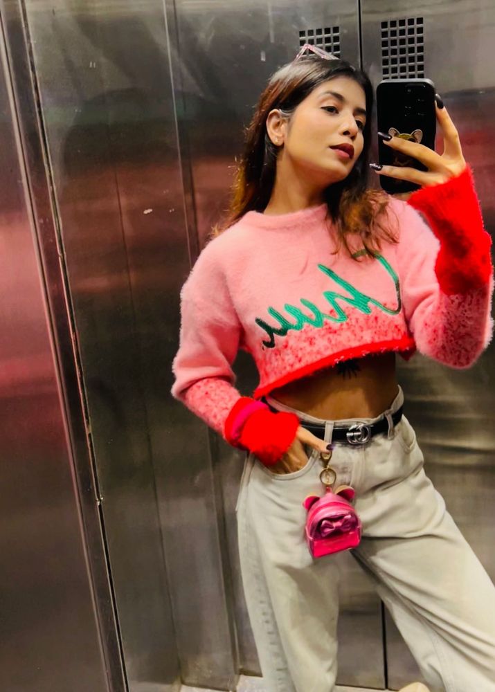 A UNIQUE CROP SWEATSHIRT