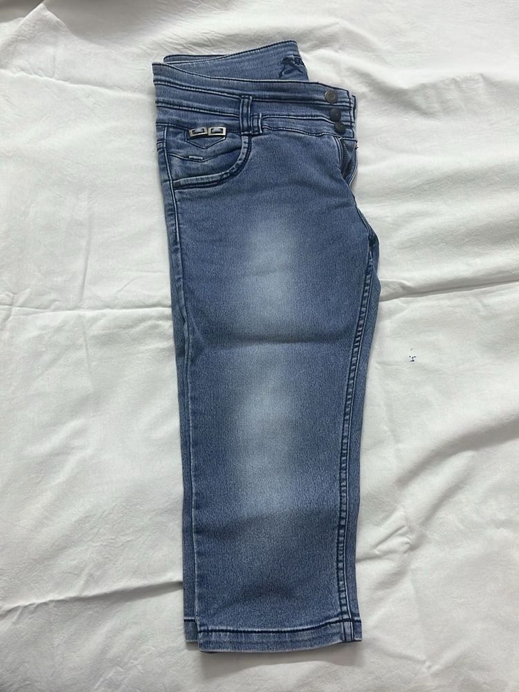 Stretchable Blue Denim Capri Jeans