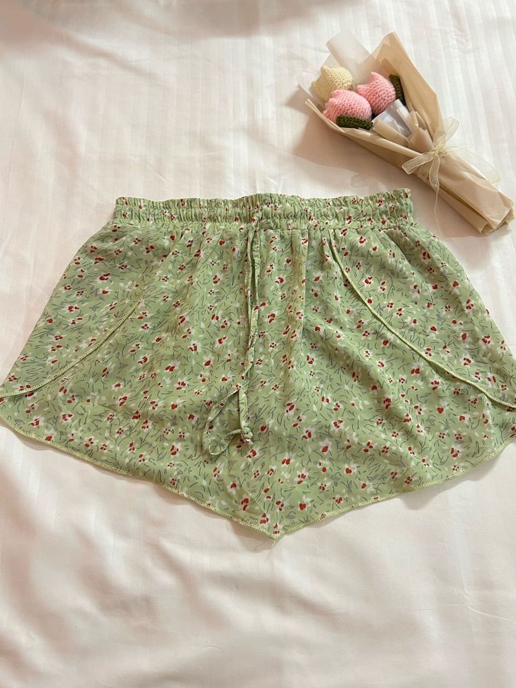 *NEW*Green Mini Skirt With Shorts Attached 💚