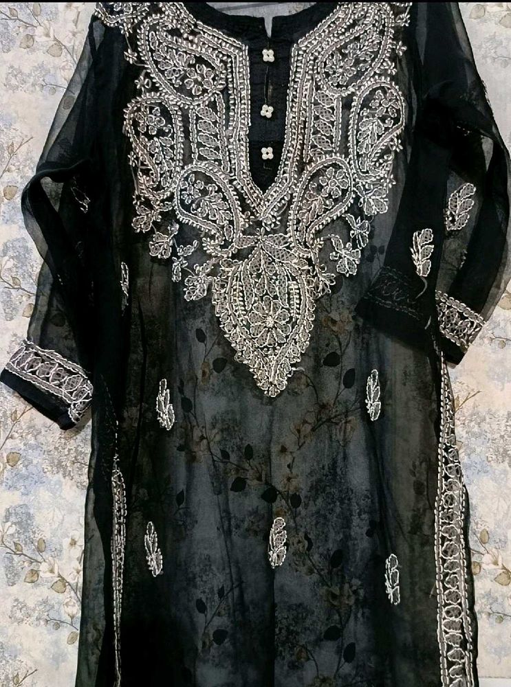 Elegant Embroidered Chikankari Kurti With Inner