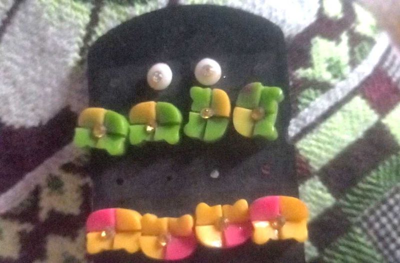 earrings the each ear ring has a 2 pairs and o