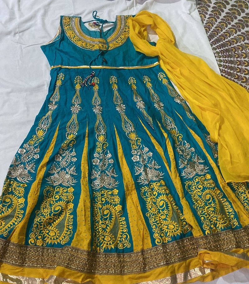 Elegant Kurti Set with Dupatta &amp; Pajama – Size M |