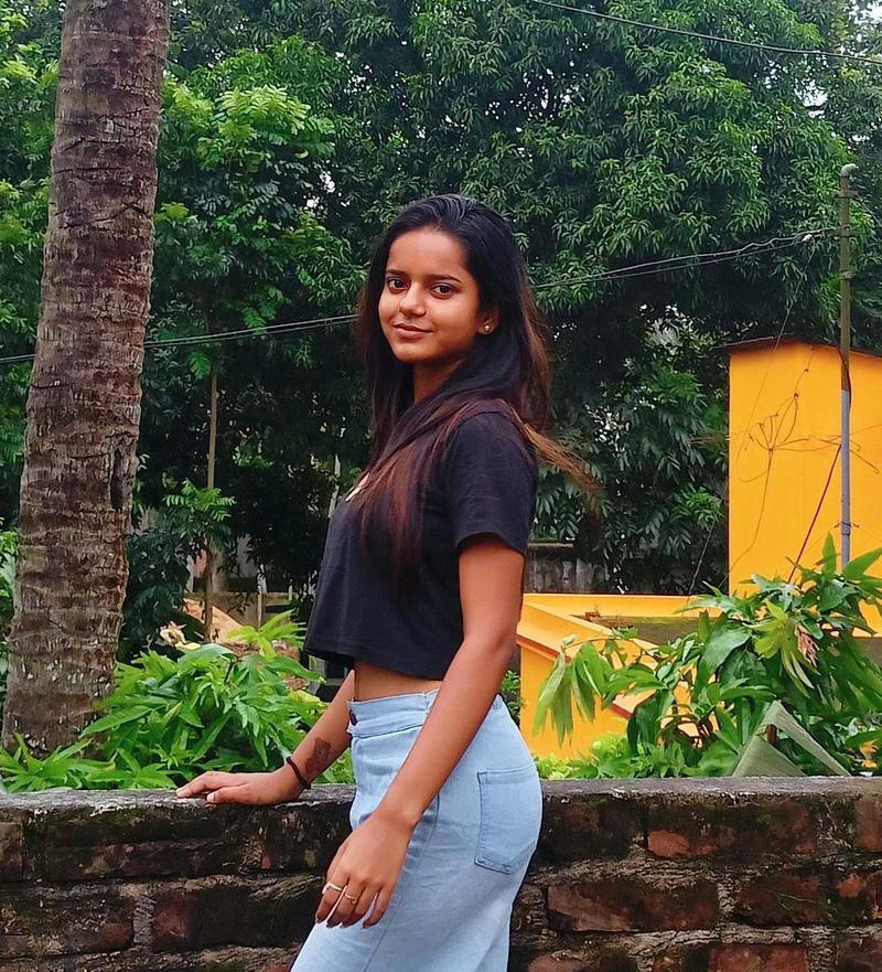 Crop Top &amp; Jeans Outfit