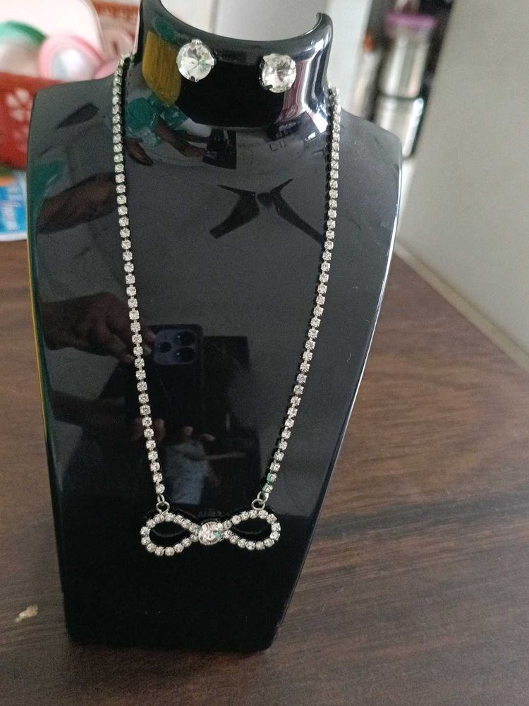 AD Sparkling Necklace &amp; Earring Set