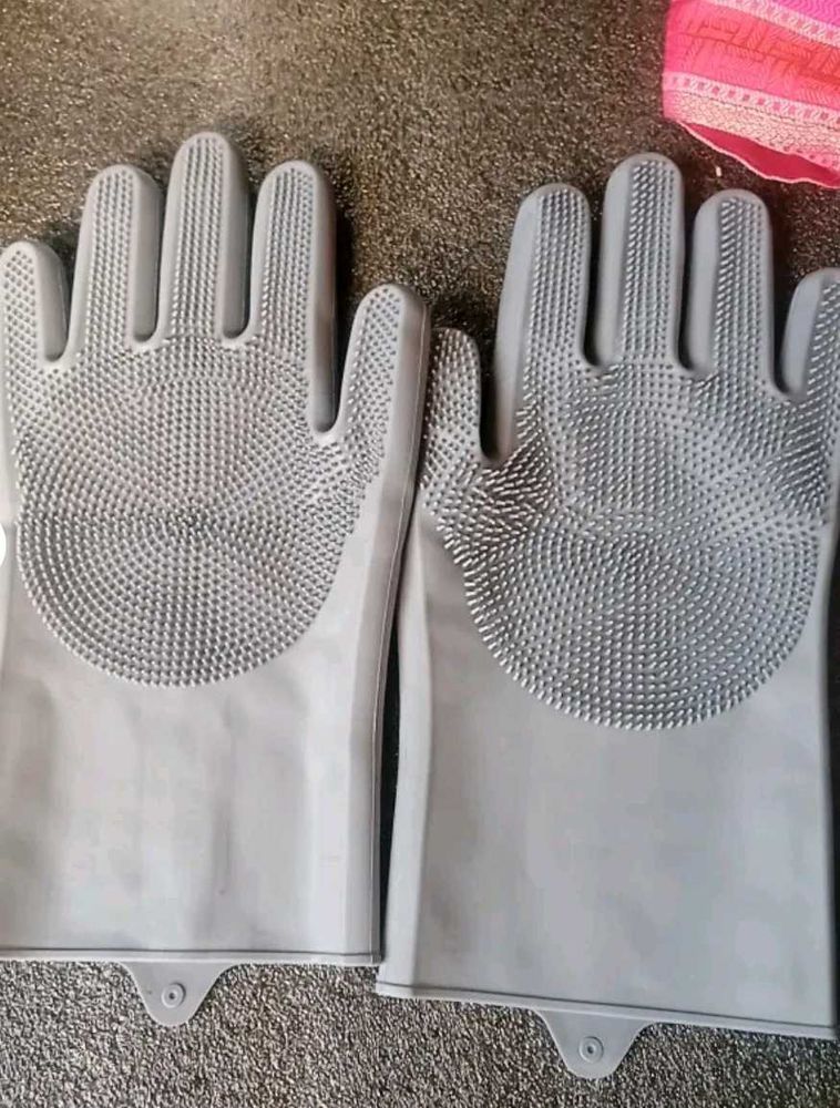 Silicon Grey Coloured Gloves For Washing Dishes.