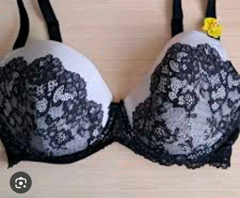 Lace Detail Bra With Beautiful Penty