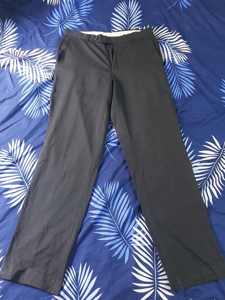 Formal Black Pant,  32 Size Gently Used, No Flaws. Slightly Torn At The Clip As In Pic 4. Very Good Condition.