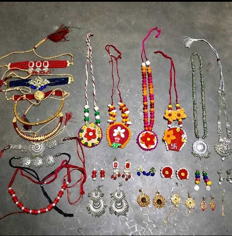 Pack Of 24 Jwellery And Earings Set...