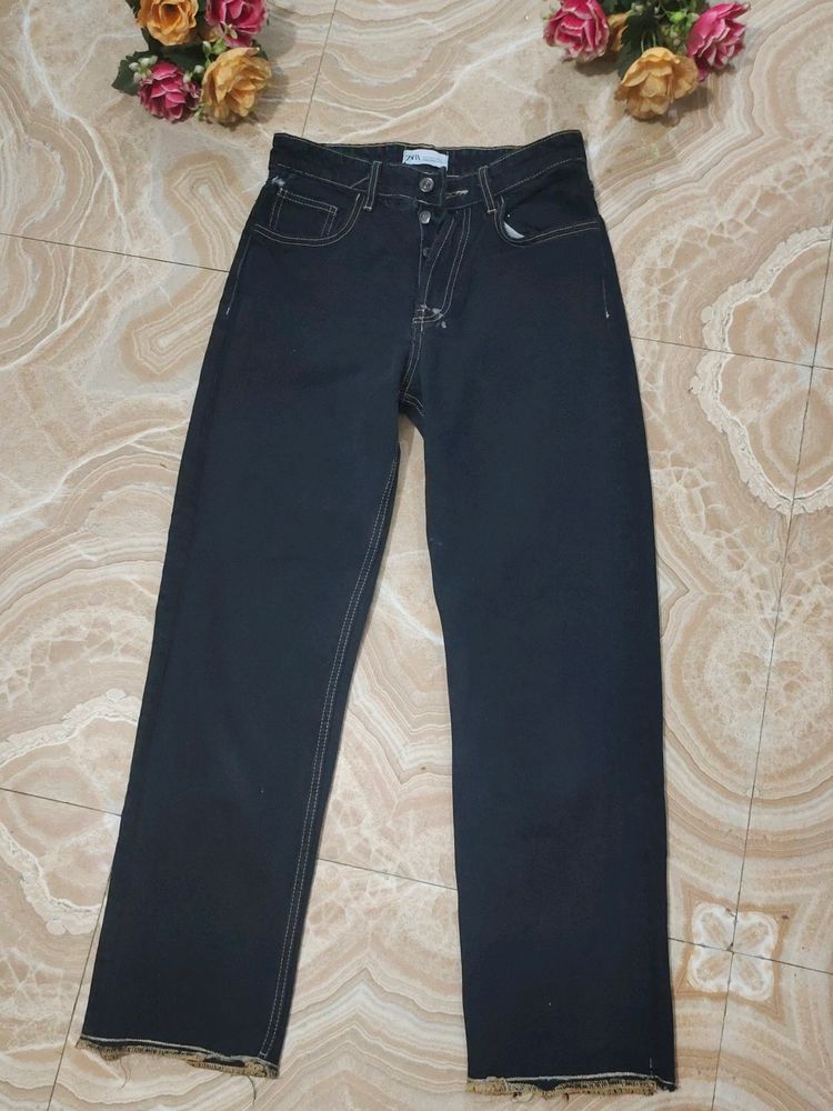 zara high waist jeans ... condition is very good ..., little damage shown in last pic ...,waist size 30 ,Hips 38 and Lenght 39.9