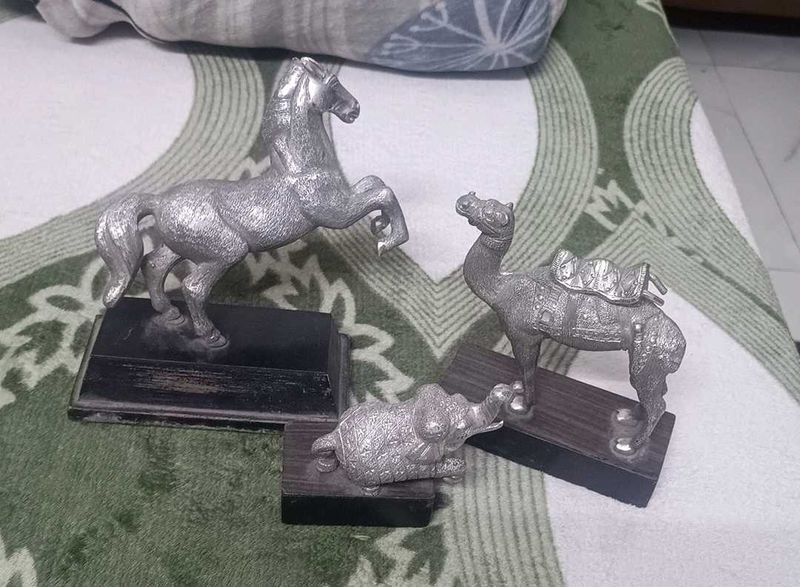 Aluminium or another Metal Showpiece Set