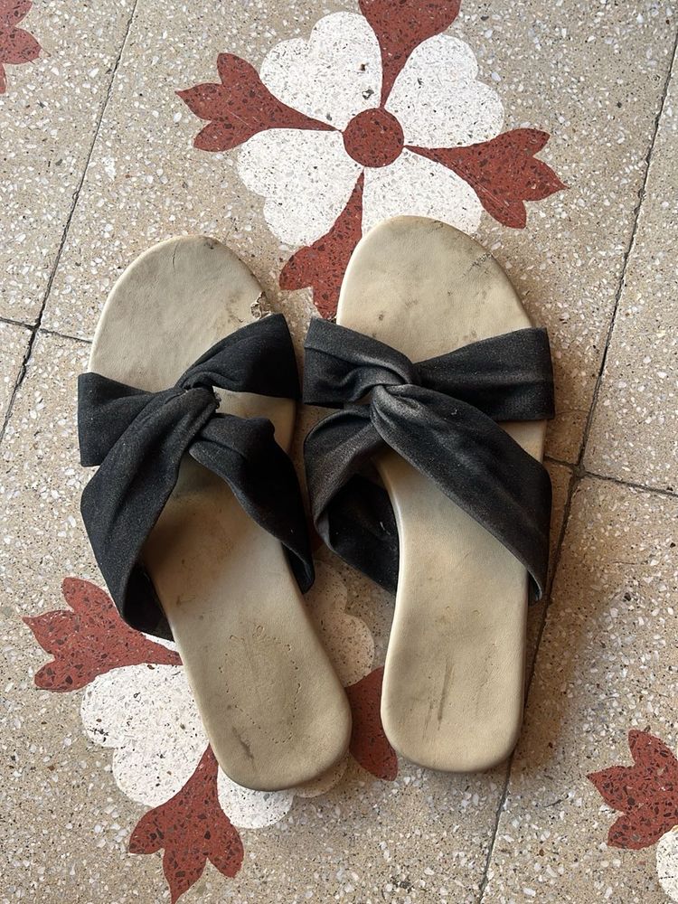 Black Knot Detail Sandals