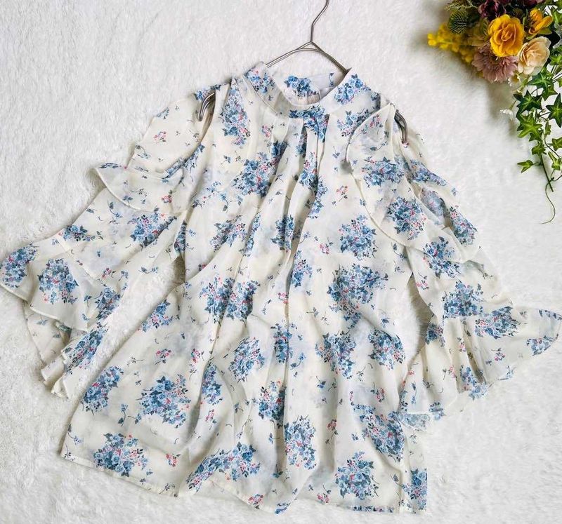 💙🤍Floral Off-Shoulder Ruffled Top🤍💙