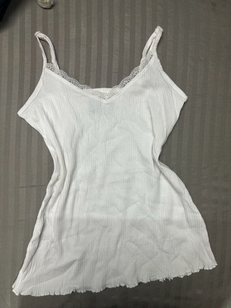 WHITE SLEEVELESS TOP