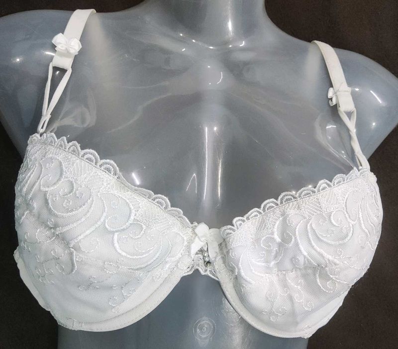 Elegant White Lace Bra 🖤